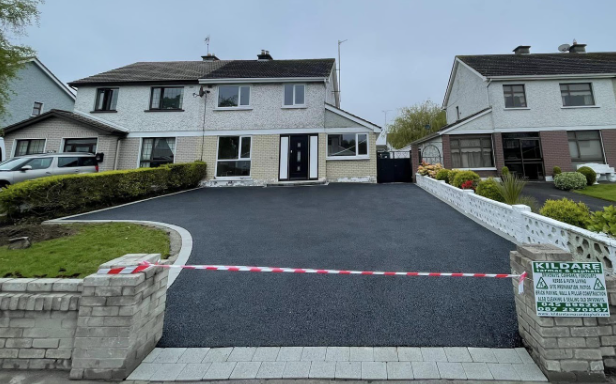 Exploring the Advantages of Tarmac Driveways for Homes and Businesses